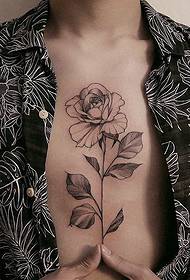 gėlių vyras su rožių tatuiruote ant krūtinės