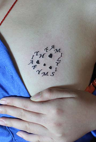 mergaitės krūtinės raidė, sudaryta iš širdies formos tatuiruotės