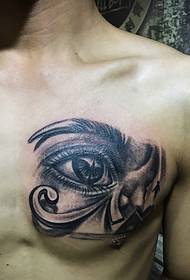 il modello di tatuaggio dell'occhio 3d in bianco e nero sul petto è molto luminoso