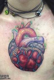 patrón de tatuaxe de corazón no peito