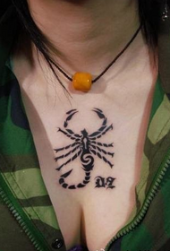 kvindelig bryst totem skorpion tatoveringsmønster