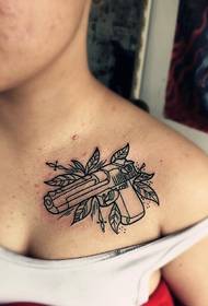 माणसाच्या छातीवर एक लहान टॅटू टॅटू