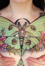 tatuaggio accattivante sul petto a farfalla a colori