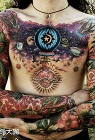 kozmické tetovanie na hrudi