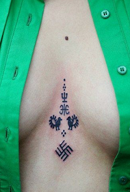 прыгажосць пярэдніх грудзей індыйскага спрыяльны татэм татуіроўкі малюнак