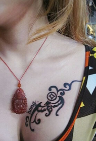 tatuaż totem kreatywny w klatce piersiowej działa