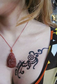 Tatuaggi di totem creativi sul petto
