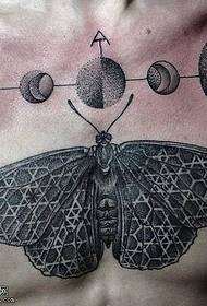 modello di tatuaggio falena petto