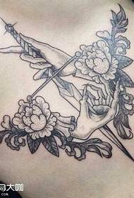 modello di tatuaggio a mano rosa spada spada sul petto