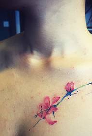 mandlige bryst en blomster tatovering tatovering helt personlighed