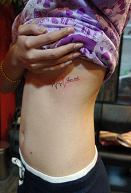 ECG al torace della ragazza con foto di tatuaggi di lettere