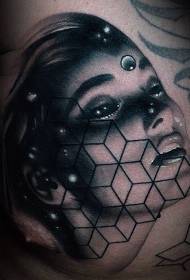 mellkas rejtélyes nő portré és geometriai tetoválás minta