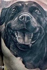 胸部黑色鬥牛犬紋身圖案