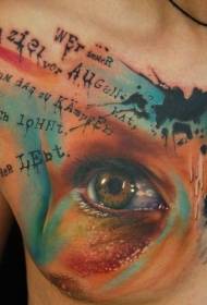 ojo realista y patrón de tatuaje en el pecho con letras en inglés