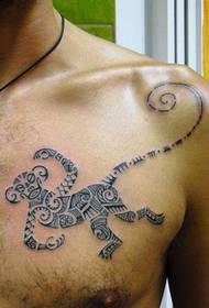 ຜູ້ຊາຍ tattoo ຫນ້າເອິກ totem