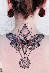 modello di tatuaggio falena petto