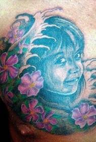 Mutil japoniarraren erretratua lore bularrean tatuaje eredua