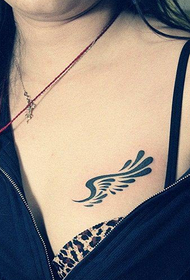 Schönheit Brust Trend Totem Flügel Tattoo Bild