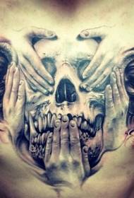 teschio di mistero naturale sul petto con motivo a tatuaggio a mano