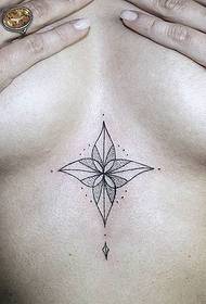 gražus dekoratyvinis tatuiruotės modelis po moterišku krūtinkauliu iš Zelinos