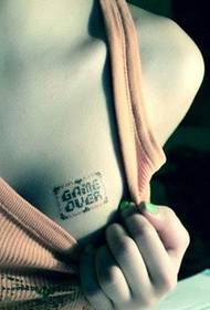 ubuhle besifuba imfashini yesiNgisi tattoo izithombe