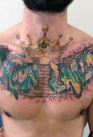 胸部涂鸦风格字母与墙壁皇冠纹身图案