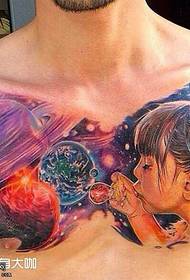 κορίτσι στήθος φυσήξει σχέδιο τατουάζ του πλανήτη