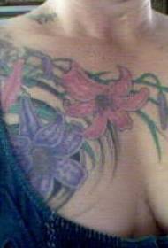 胸の大きな束の花の色の入れ墨のパターン