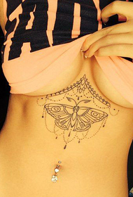 가슴에 아름다운 나비 문신 패턴