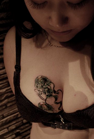 Tatuaggio di meduse di bell'aspetto sul petto