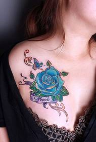 Tatuaggio sexy petto rosa blu tatuaggio