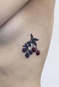 modello di tatuaggio ciliegia lato petto femminile
