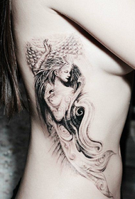 una foto di tatuatu di una sirena in cintura laterale