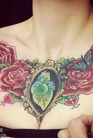 Mod de tatuaj inimă verde piept trandafir