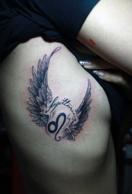 modello di tatuaggio ali ragazza bianco e nero lato petto bello