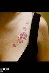 krūtinės vyšnių tatuiruotės modelis