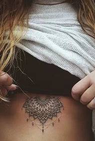 scrigno di bellezza sotto il bellissimo disegno del tatuaggio alla vaniglia