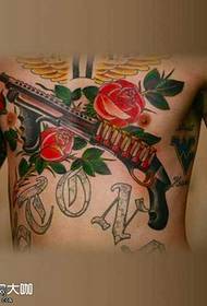 disegno del tatuaggio del fucile sul petto