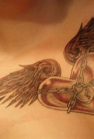 a forma di cuore Ali di filo metallico modello di tatuaggio sul petto