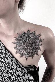 Pecho izquierdo de la mujer en la delicada imagen de tatuaje de flor de mandala de estilo decorativo