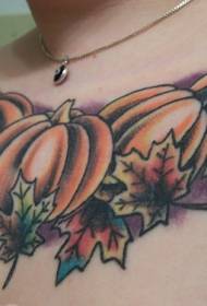 modello di tatuaggio petto foglia di zucca