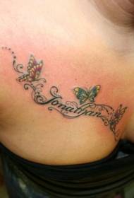 nome inglese sul petto con motivo tatuaggio farfalla