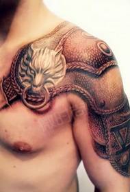 modello di armatura vintage sopra la spalla tatuaggio sul petto dell'uomo