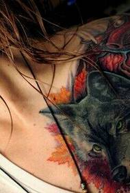 non-mainstream djevojka na prsima dominira klasična tetovaža na glavi vuka