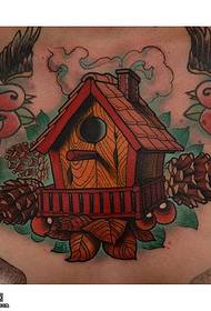 petit tatouage maison sur la poitrine