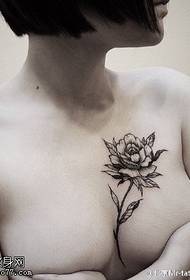胸前精美的花卉纹身图案