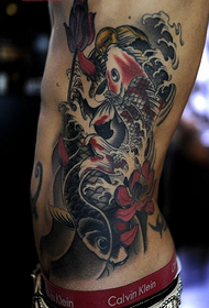 Vyriškos pilvo žuvys purškiamos „Lotus“ tatuiruotėmis