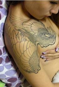 immagine sexy del modello del tatuaggio del petto di tentazione di bellezza