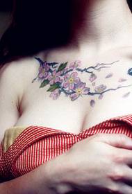 महिला छाती फूल बर्ड ट्याटू चित्र