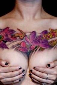 skønhed bryst tatovering sommerfugl flyver i blomster billedet